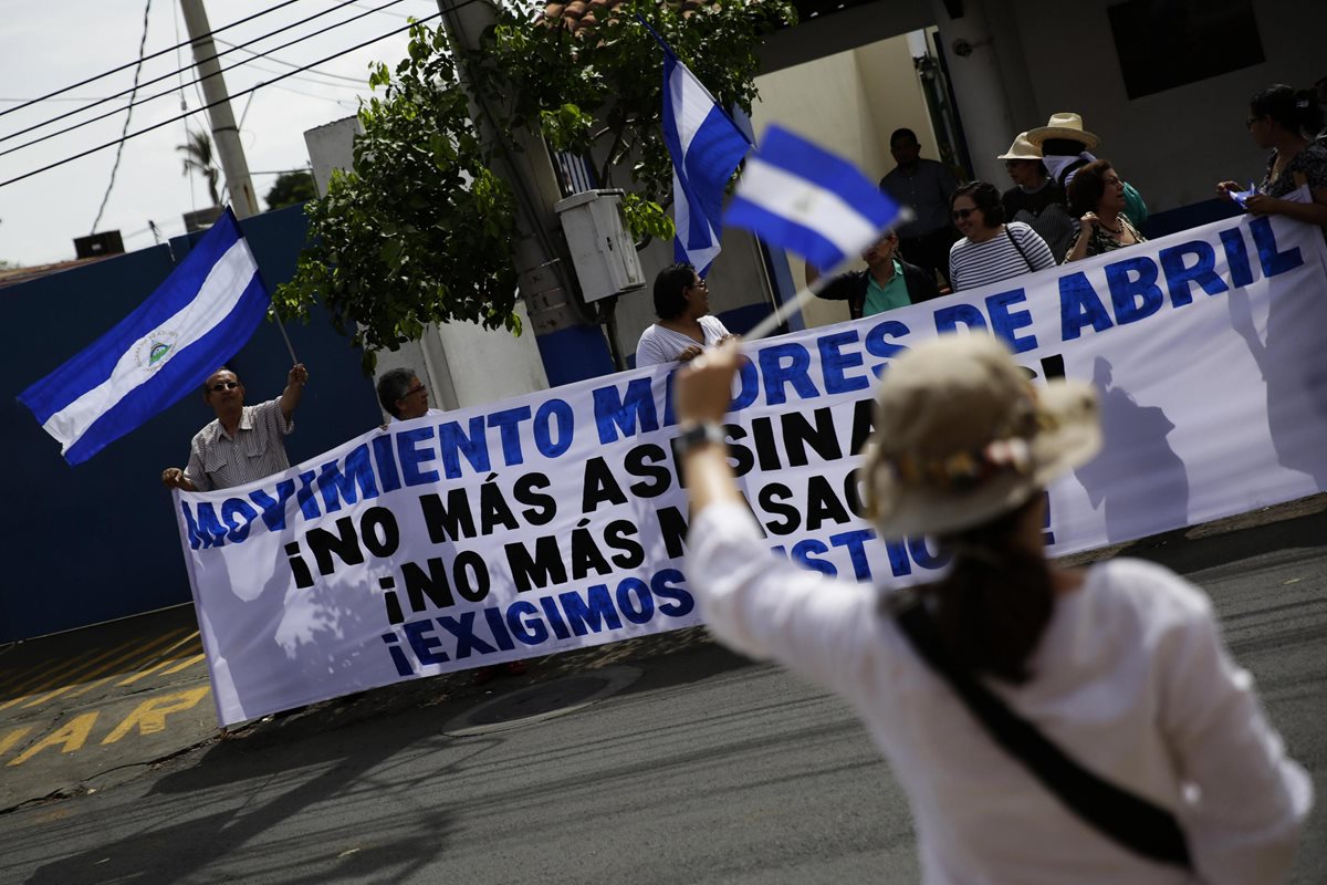 Un grupo de mujeres perteneciente al Movimiento Madres de Abril protesta por la muerte de estudiantes en los enfrentamientos con la Policía.(EFE).