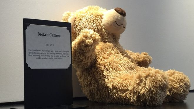 El visitante del Museo de las Relaciones Rotas encontrará mucho más que osos de peluche. BBC MUNDO