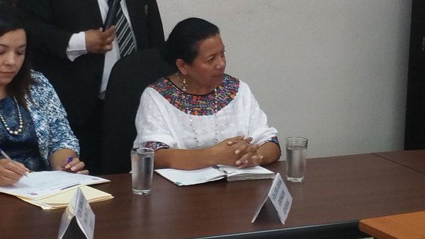 La gobernadora de Alta Verapaz, Estela Ventura, acudió a una citación en el Congreso. (Foto Prensa Libre: Jessica Gramajo)