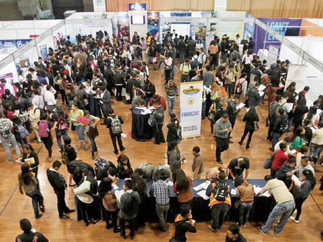 La quinta Clasiferia del Empleo de Prensa Libre continúa hoy en el Centro de Convenciones de Tikal Futura. La facilidad para enviar hojas de vida propició una actividad ordenada. (Foto Prensa Libre: Érick Ávila)