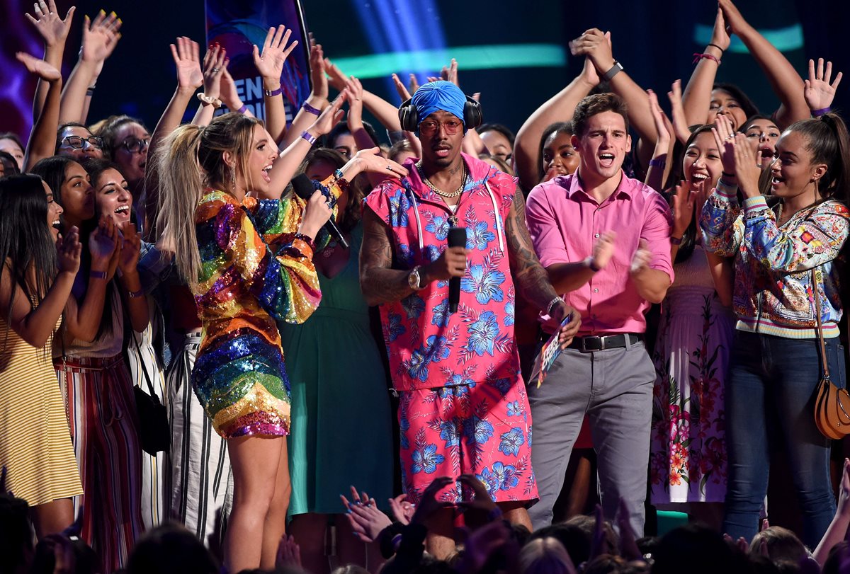 Lele Pons and Nick Cannon con las fandom de BTS durante los Teen Choice Awards 2018. (Foto Prensa Libre:AFP).