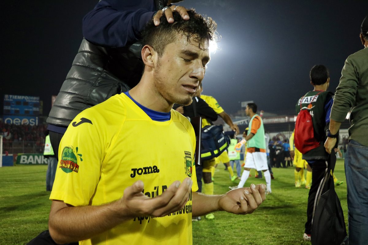 Wilson Pineda celebra de esta manera el pase a la final. (Foto Prensa Libre: Carlos Ventura)