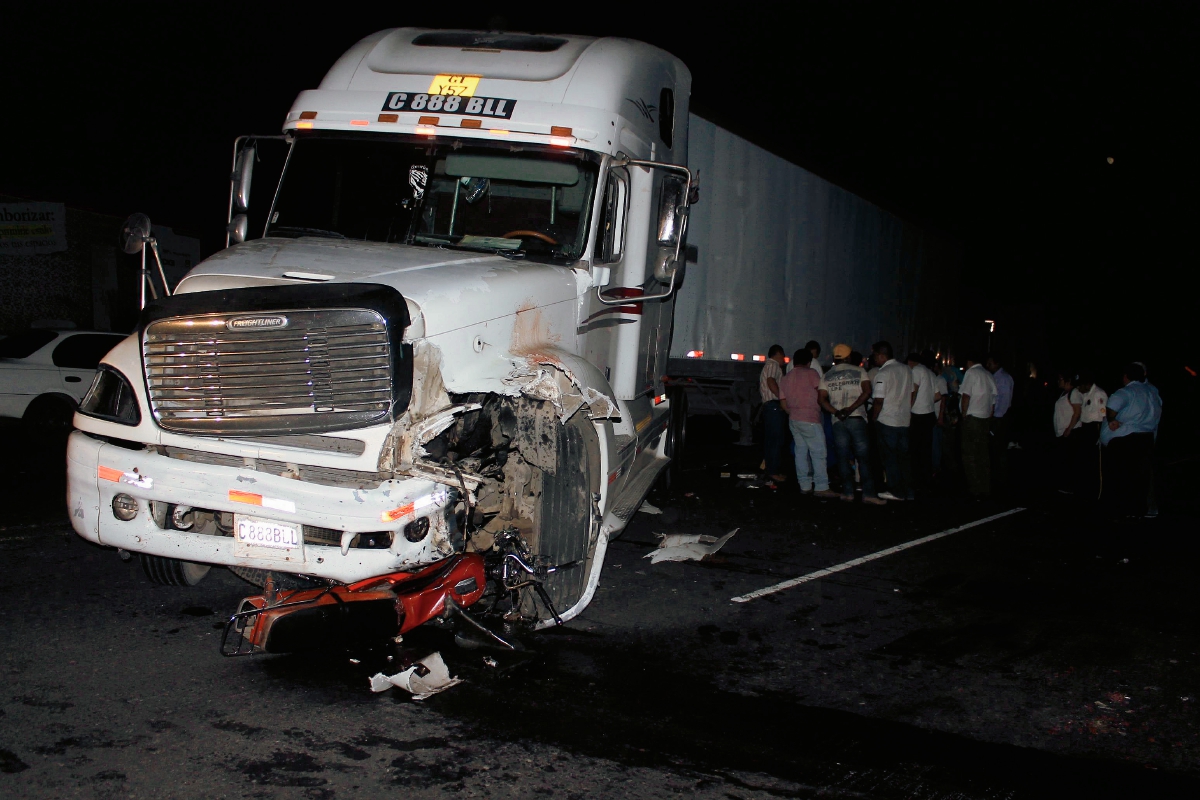 Una motocicleta chocó contra un tráiler en Escuintla, con saldo de tres personas muertas. (Foto Prensa Libre: Carlos Enrique Paredes)