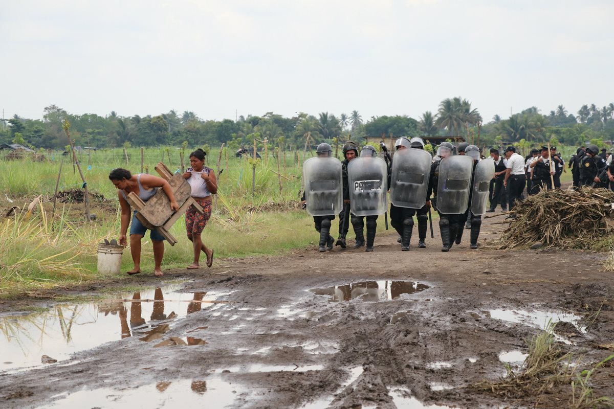 El desalojo se realizó en la finca Corral Blanco, puerto San José. Foto Prensa Libre: Enrique Paredes.