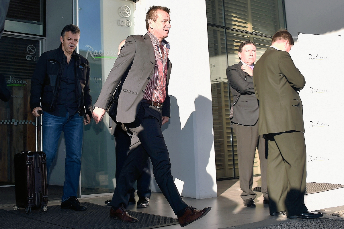 Dunga, técnico de Brasil,a su salida del hotel en Concepción, Chile, antes de viajar de regreso a territorio brasileño. (Foto Prensa Libre: AFP)