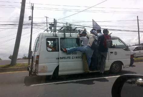 Bus con sobrepasa su capacidad de transportar pasajeros en Ciudad San Cristóbal (Foto por: Herberth Echeverría)