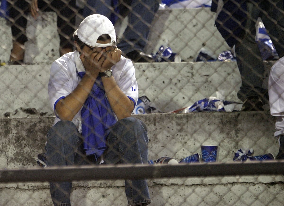 Los aficionados y los jugadores son los que más sufren por la suspensión del futbol a escala internacional. (Foto Prensa Libre: Hemeroteca PL)