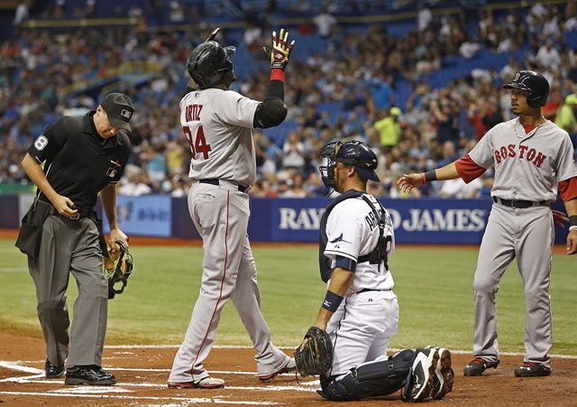 David Ortiz celebra su récord con los Medias Rojas. (Foto Prensa Libre: AFP)