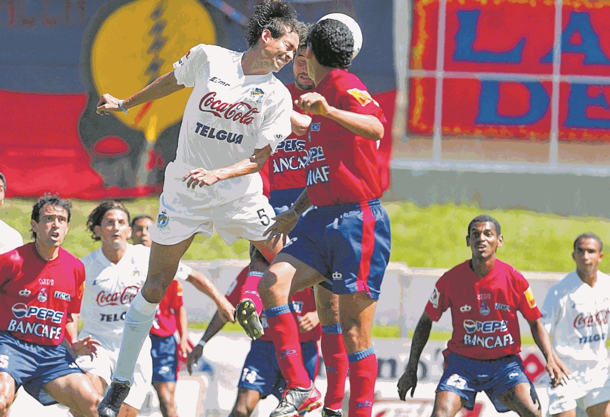 El clásico número 100 se jugó el 30 de noviembre de 1980 y lo ganó Municipal 3-0. (Foto Prensa Libre: Hemeroteca PL)