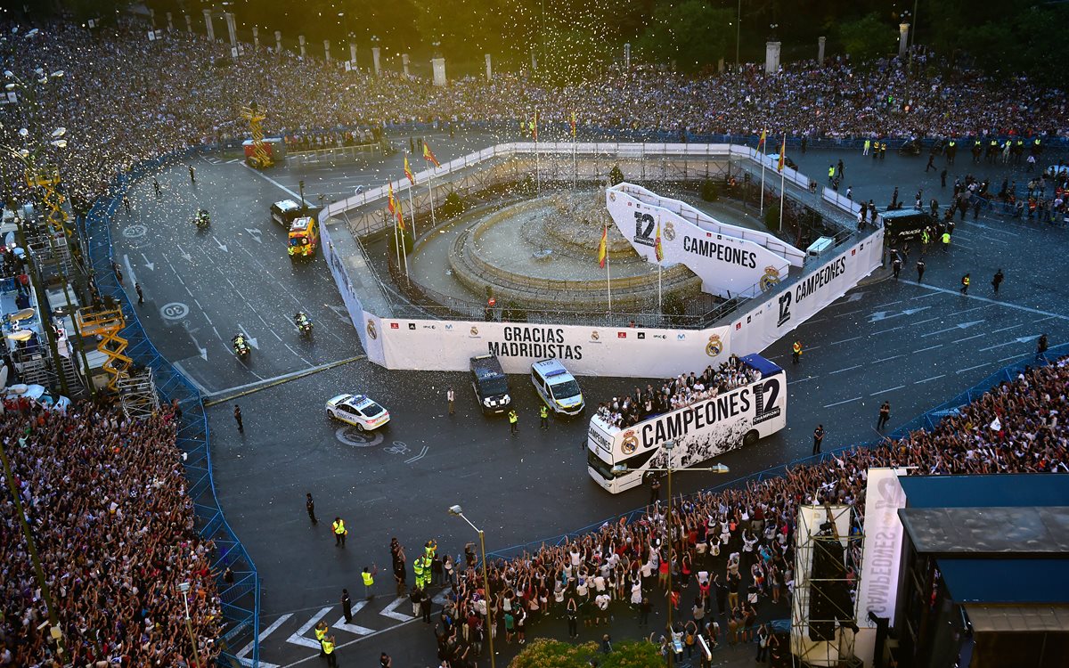 El Real Madrid celebró este domingo la duodécima Copa de Europa en una caravana hacia a la Plaza de Cibeles en la capital española. (Foto Prensa Libre: AFP).