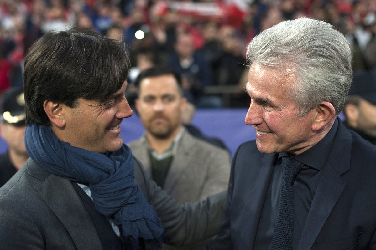 Vincenzo Montella y Jupp Heynckes se saludan antes del inicio del partido entre el Sevilla y el Bayern Múnich. (Foto Prensa Libre: AFP)