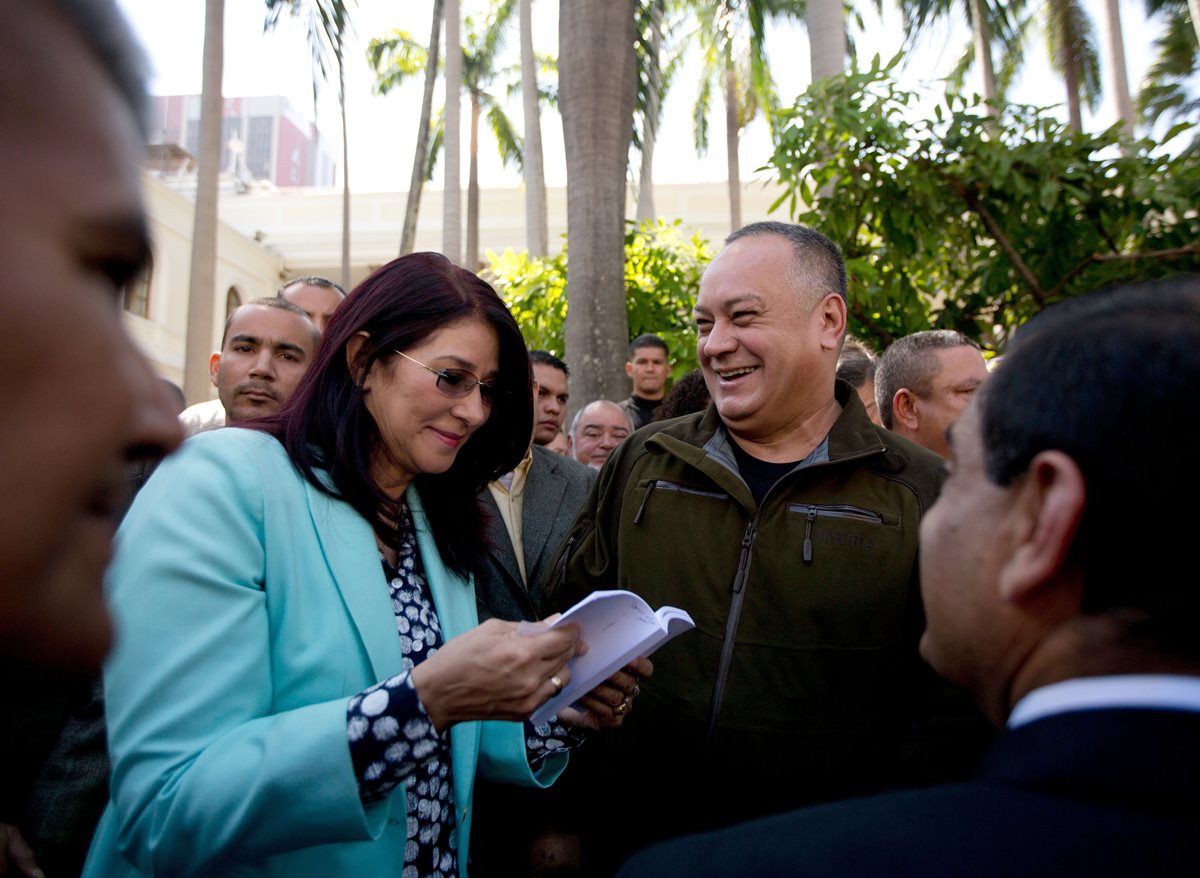 Cilia Flores, esposa de Nicolás Maduro (izq.). (Foto Prensa Libre: AP).