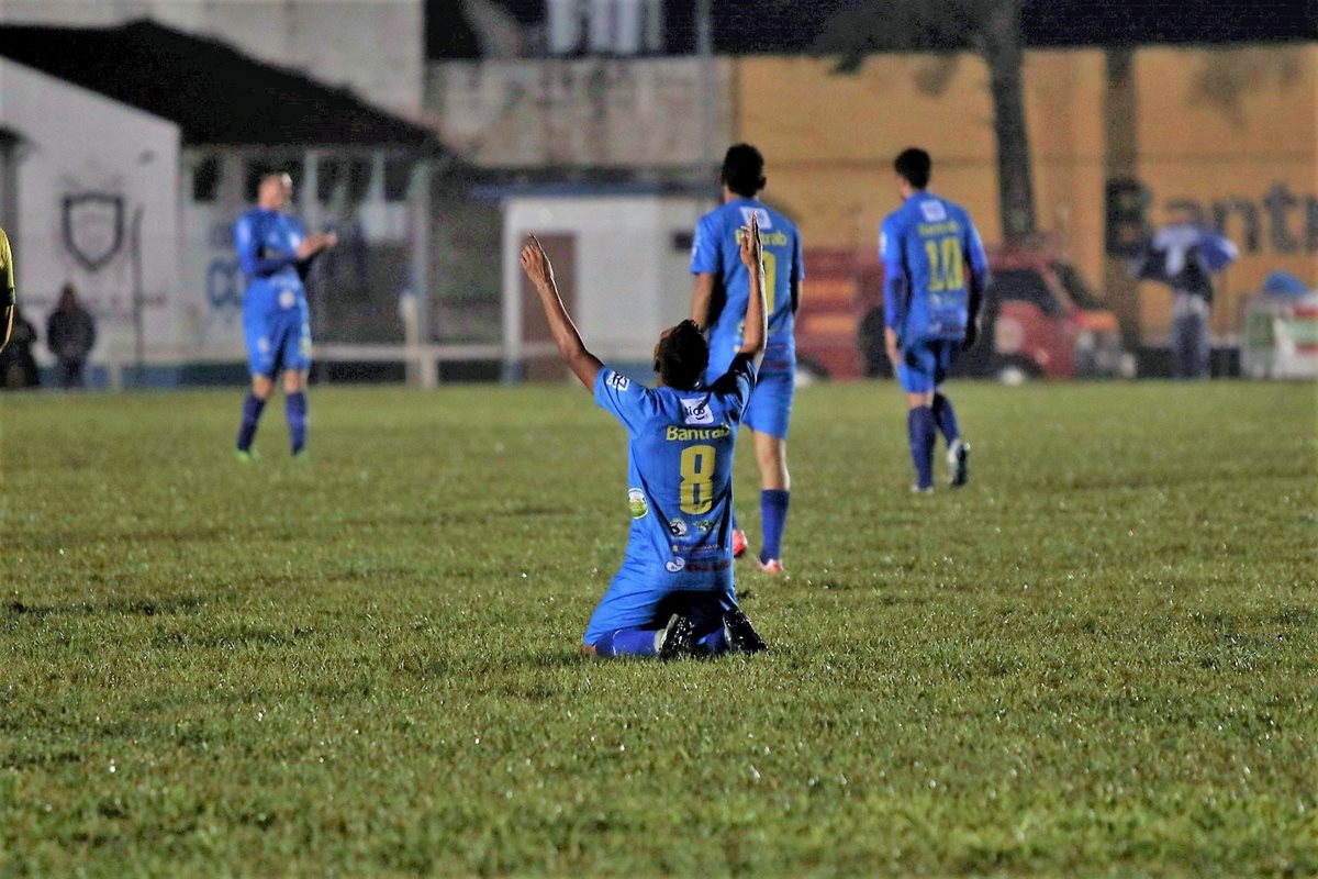 Delfino Álvarez puso a celebrar a la afición cobanera con el primer gol del partido. (Foto Prensa Libre: Eduardo Sam)