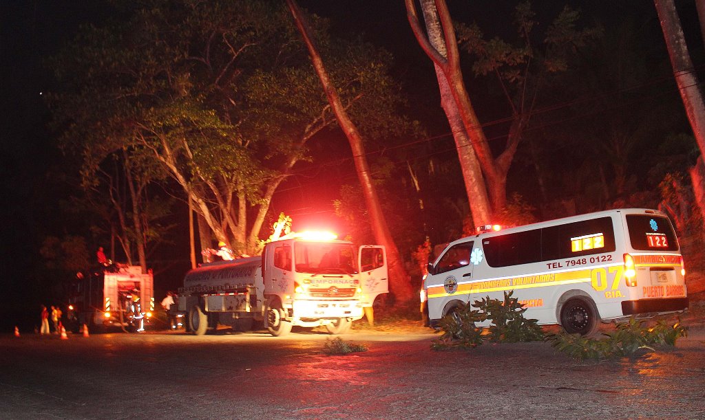 Socotristas combaten incendio forestal en un sector de Entre Ríos, Puerto Barrios, Izabal. (Foto Prensa Libre: Dony Stewart)