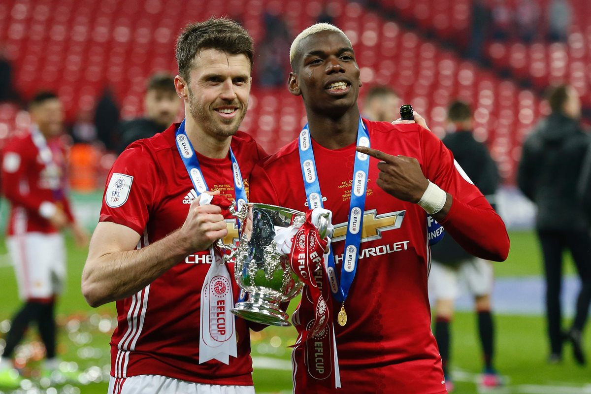 Michael Carrick y Paul Pogba festejan con el Mánchester United. (Foto Prensa Libre: AFP)