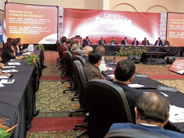 El presidente Jimmy Morales participa en la Convención Nacional de Filiales de la Cámara de Comercio de Guatemala, cuyos directivos cuestionaron las jurisdicciones indígenas. (Foto Prensa Libre: Esbin García)