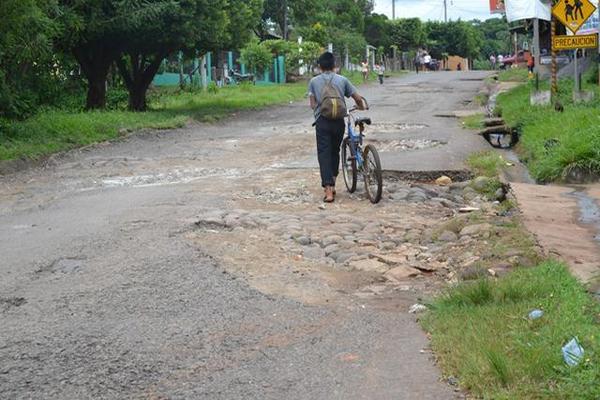 Parte de la ruta que está deteriorada. (Foto Prensa Libre: Édgar Girón)