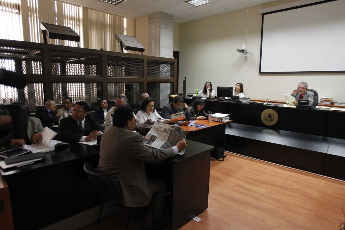 Abogado Francisco Gudiel lee Prensa Libre mientras se celebra la tercera jornada de la audiencia de etapa intermedia. (Foto Prensa Libre: Paulo Raquec)