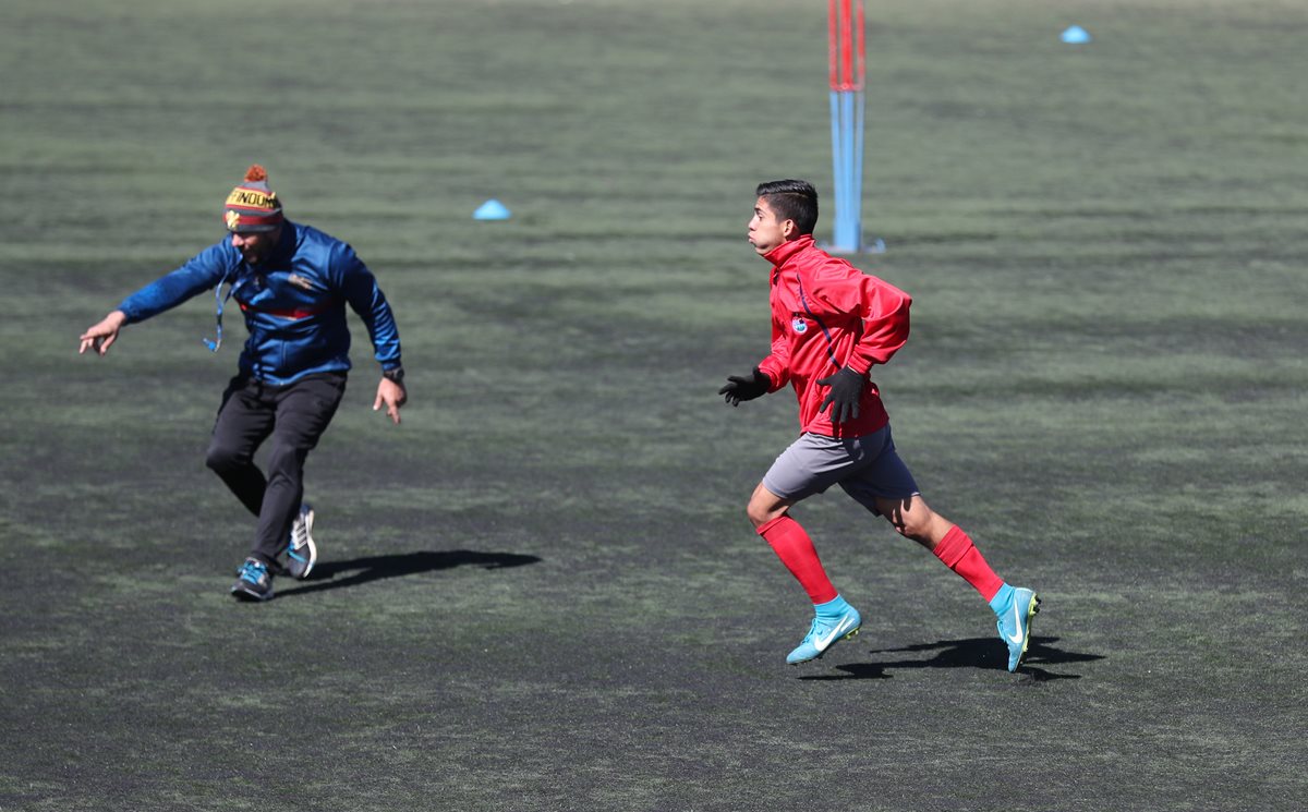 John Méndez sigue las indicaciones del preparador físico Rubén González, durante un entrenamiento efectuado en el complejo deportivo Ernesto Villa. (Foto de Francisco Sánchez).