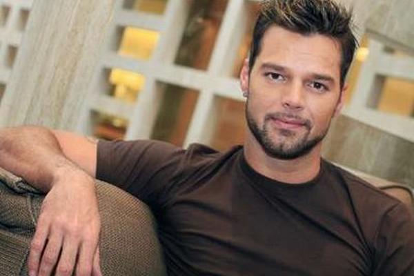 <span style="font-family: Verdana,Arial,Helvetica,sans-serif;">Ricky Martin nació en San Juan de Puerto Rico,                un 24 de Diciembre de 1971. Inició su carrera artística                desde muy temprana edad en el mundo del modelaje infantil, los coros                y obras de teatro escolares. </span>Foto: www.zonalatina.cl