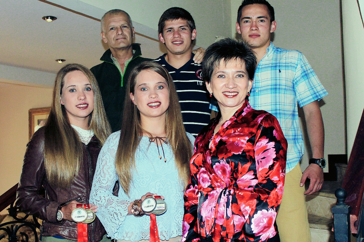 Otto Schoenfeld —Verde— junto con su familia recibió a TodoDeportes meses antes a su fallecimiento. (Foto Prensa Libre: Carlos Ventura)