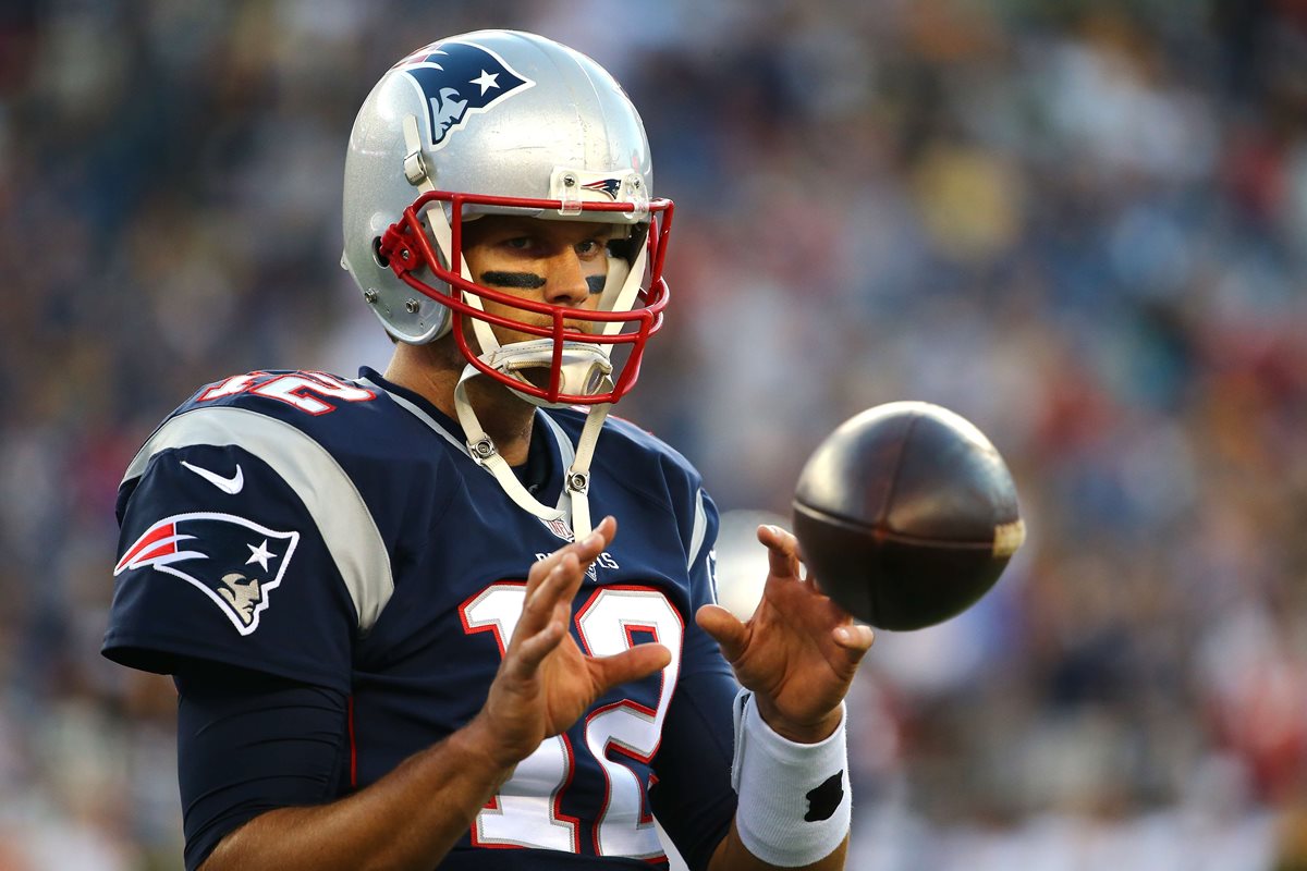 Tom Brady durante el calentamiento de los Patriots. (Foto Prensa Libre: AFP)