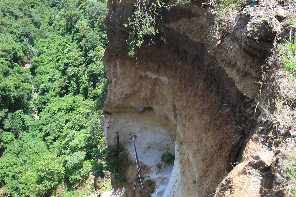 Derrumbe en Bosques de San Marino, ciudad San Cristobal, zona 8 de Mixco. (Foto Prensa Libre: Hemeroteca PL)