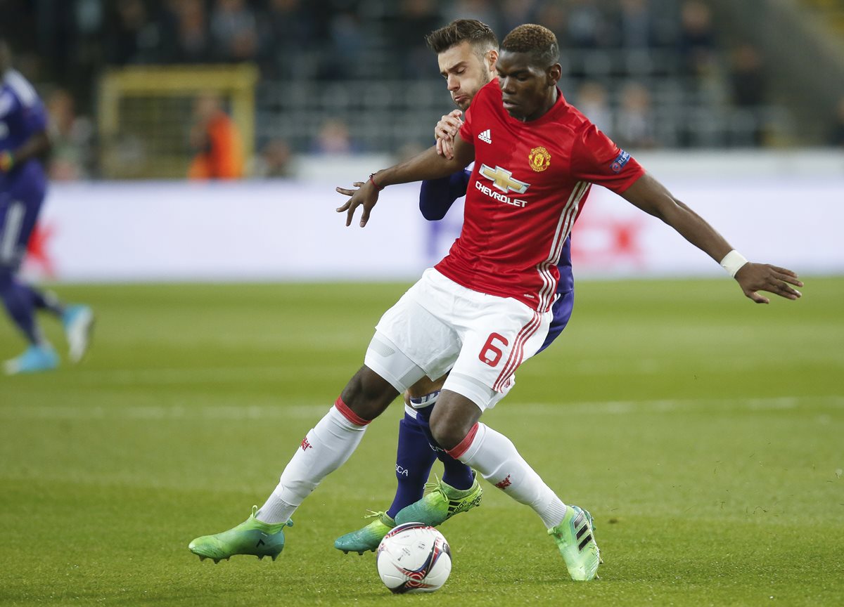 El francés Paul Pogba quiere la revancha contra el Chelsea, equipo contra el que ha perdido el Mánchester United en sus últimos dos enfrentamientos. (Foto Prensa Libre: AFP).