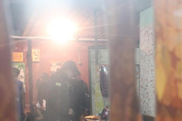 Autoridades examinan la escena del crimen contra William Cruz Ruiz, en una cantina de Chimaltenango. (Foto Prensa Libre: Víctor Chamalé)