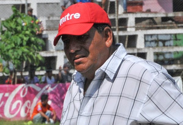 Nelson Ancheta observa el partido de ayer entre Malacateco y Universidad (Foto Prensa Libre: Alexánder Coyoy)