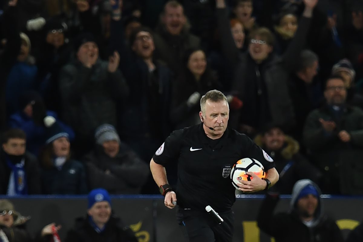 El árbitro del futbol inglés, Johnathan Moss es uno de los silbantes que ha tenido la oportunidad de utilizar el VAR en la FA Cup. (Foto Prensa Libre: AFP)