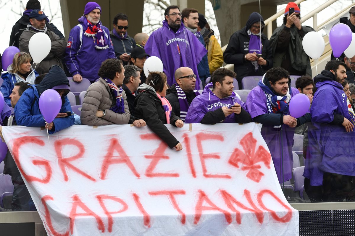 Otros hinchas aprovecharon para agradecerle a su capitán todo lo que hizo en vida por el equipo de la Toscana. (Foto Prensa Libre: AFP)