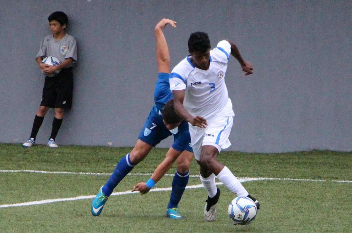 Jason Ingram (derecha) y Esteban García, luchan por la posesión del balón. (Foto Prensa Libre: Adán de Gracia)