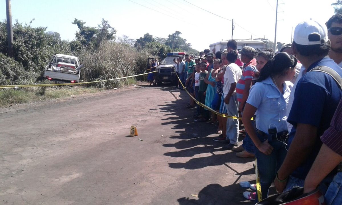 Sicarios dan muerte a padre e hijo en La Democracia, Escuintla. (Foto Prensa Libre: Carlos Paredes)