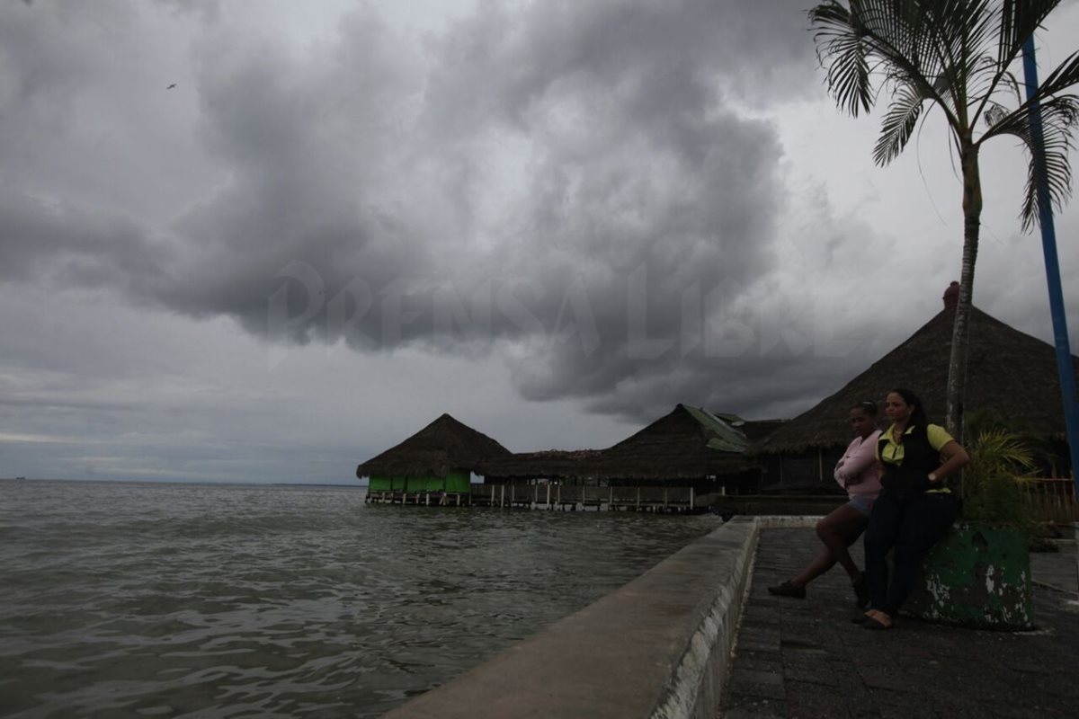 Los  pobladores de Puerto Barrios extreman medidas de precaución, debido a que, según su experiencia, las condiciones son atípicas. (Foto Prensa Libre: Edwin Bercián)