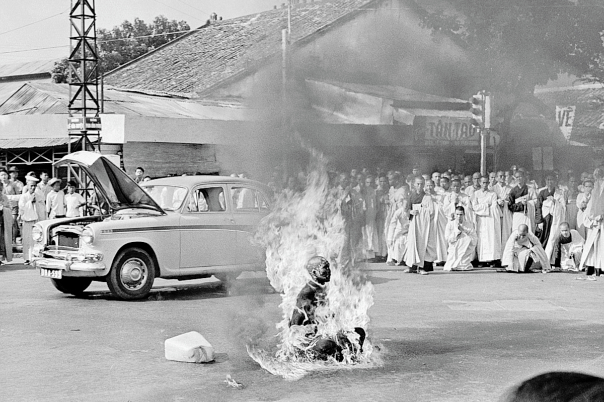 Quang Duc autoinmolándose en Saigón en 1963. (Foto Prensa Libre: AP)