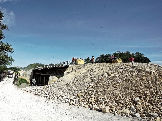 El puente El Soldado, en San Luis, Petén, continúa sin ser terminado, como muchos otros tramos de la ruta en la Franja Transversal del Norte. (Foto Prensa Libre: Juan Carlos Rivera)