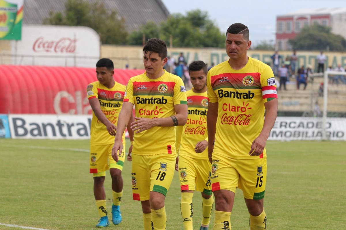 Gerardo Vonder Putten y Joaquín Álvarez de Marquense abandonan la cancha.