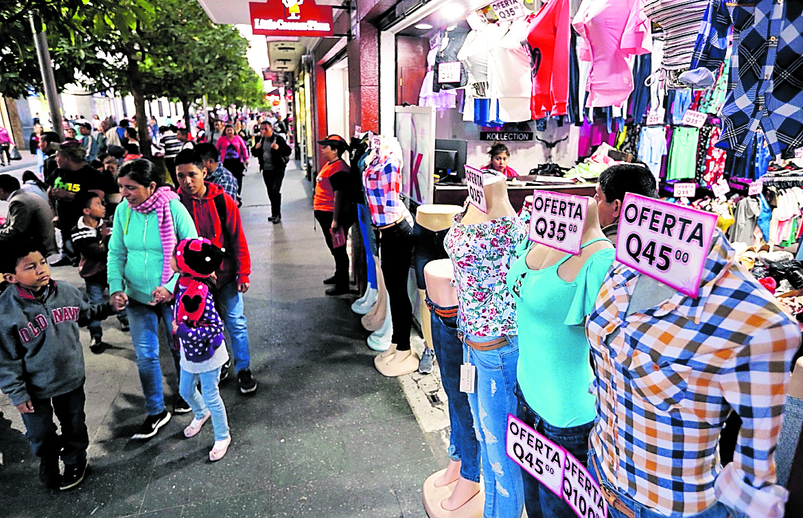 El sector comercio se dinamiza con el pago del aguinaldo, es decir del dinero que estará en circulación en la economía para esta temporada. (Foto Prensa Libre: Hemeroteca PL)