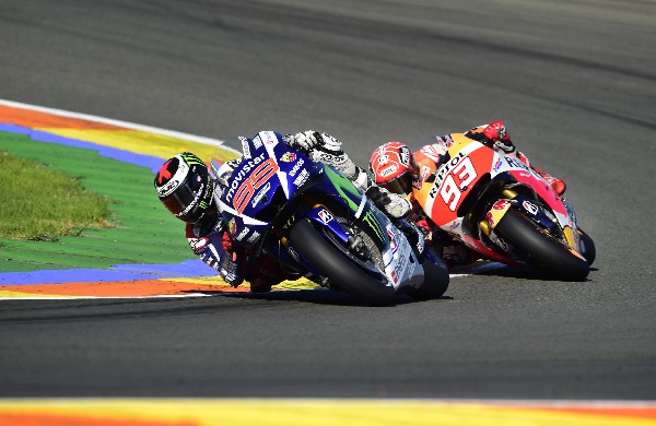 El piloto Jorge Lorenzo, al frente de la competencia. (Foto Prensa Libre: AFP)