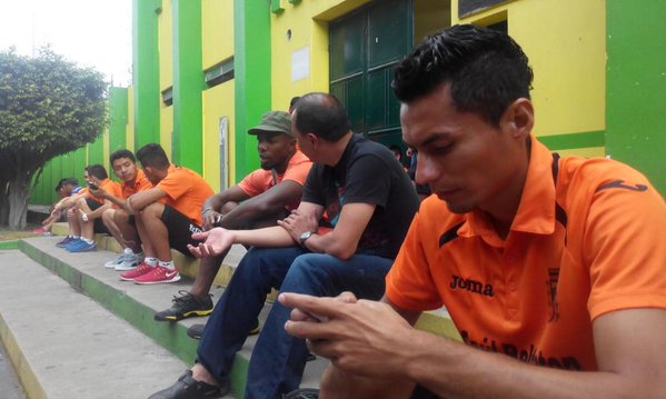 Los jugadores de Guastatoya tuvieron que esperar varias horas para poder salir rumbo a Antigua. (Foto Prensa Libre: Hugo Oliva)
