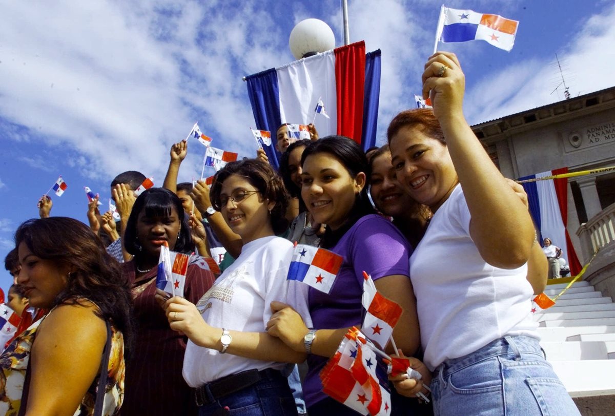 La bandera de Panamá ondeó en el edificio de la Administración del Canal por primera vez el 31 de diciembre de 1999. (Foto: AP)