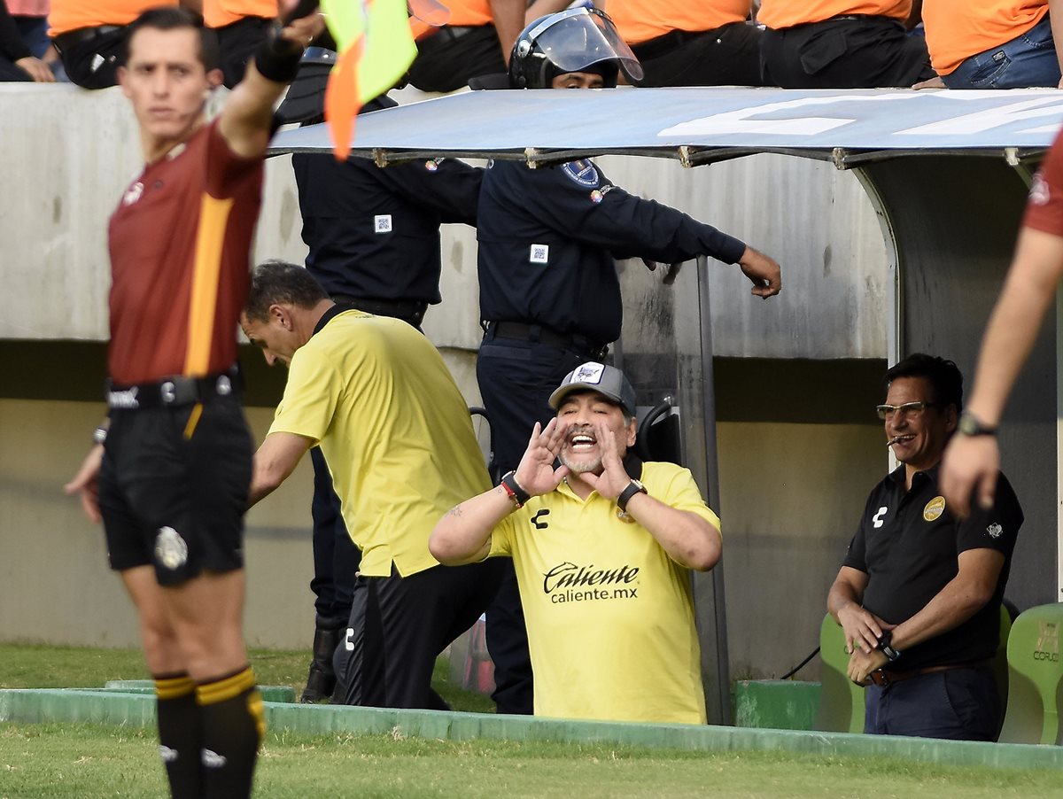 Diego Armando Maradona, entrenador de Dorados de Sinaloa. (Foto Prensa Libre: EFE)