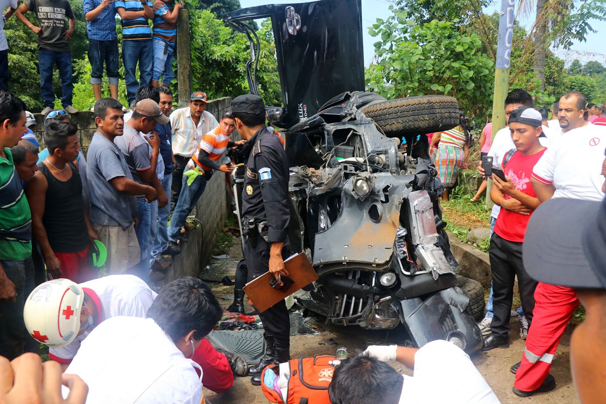 En el kilómetro 182 de la ruta quedó accidentado el picop que causó la muerte de dos personas. (Foto Prensa Libre: Rolando Miranda)