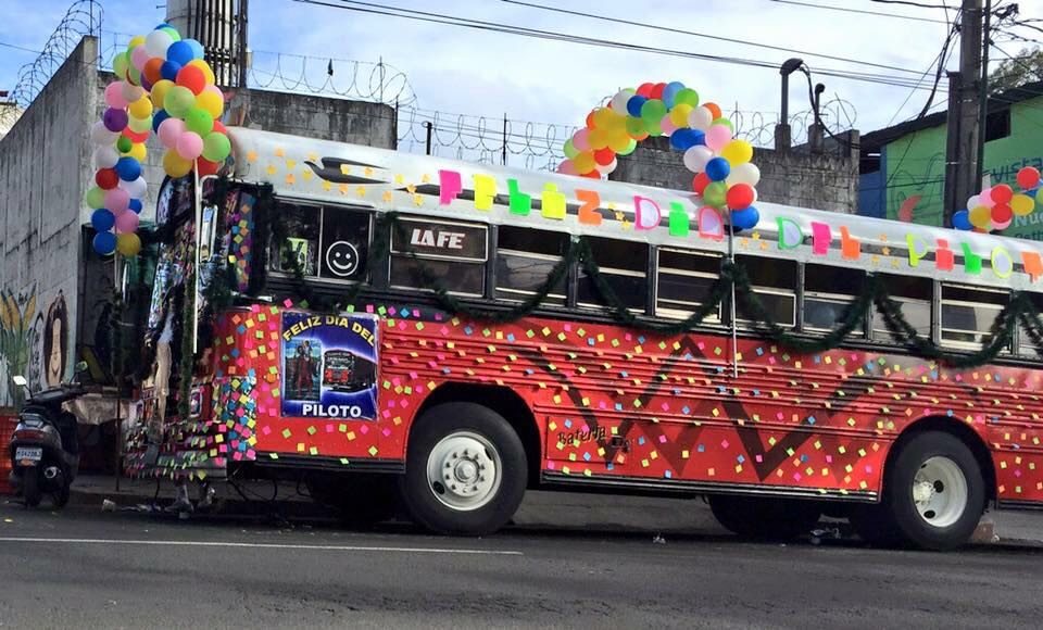 En honor al patrón de los pilotos, San Cristóbal, varias unidades del transporte urbano y extraurbano son adornadas. (Foto Prensa Libre: José Castro)