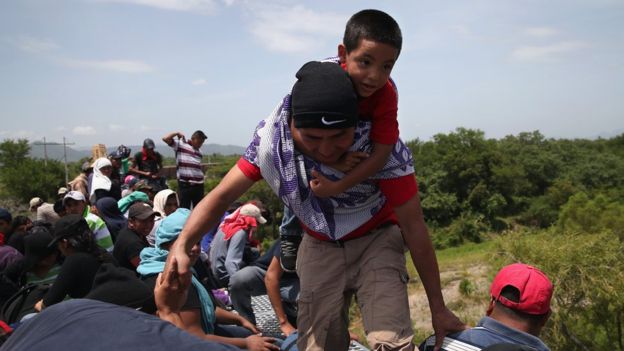 Adultos y niños arriesgan sus vidas al montar el tren de carga, conocido como "La Bestia", para viajar rumbo a Estados Unidos. (Getty Images)