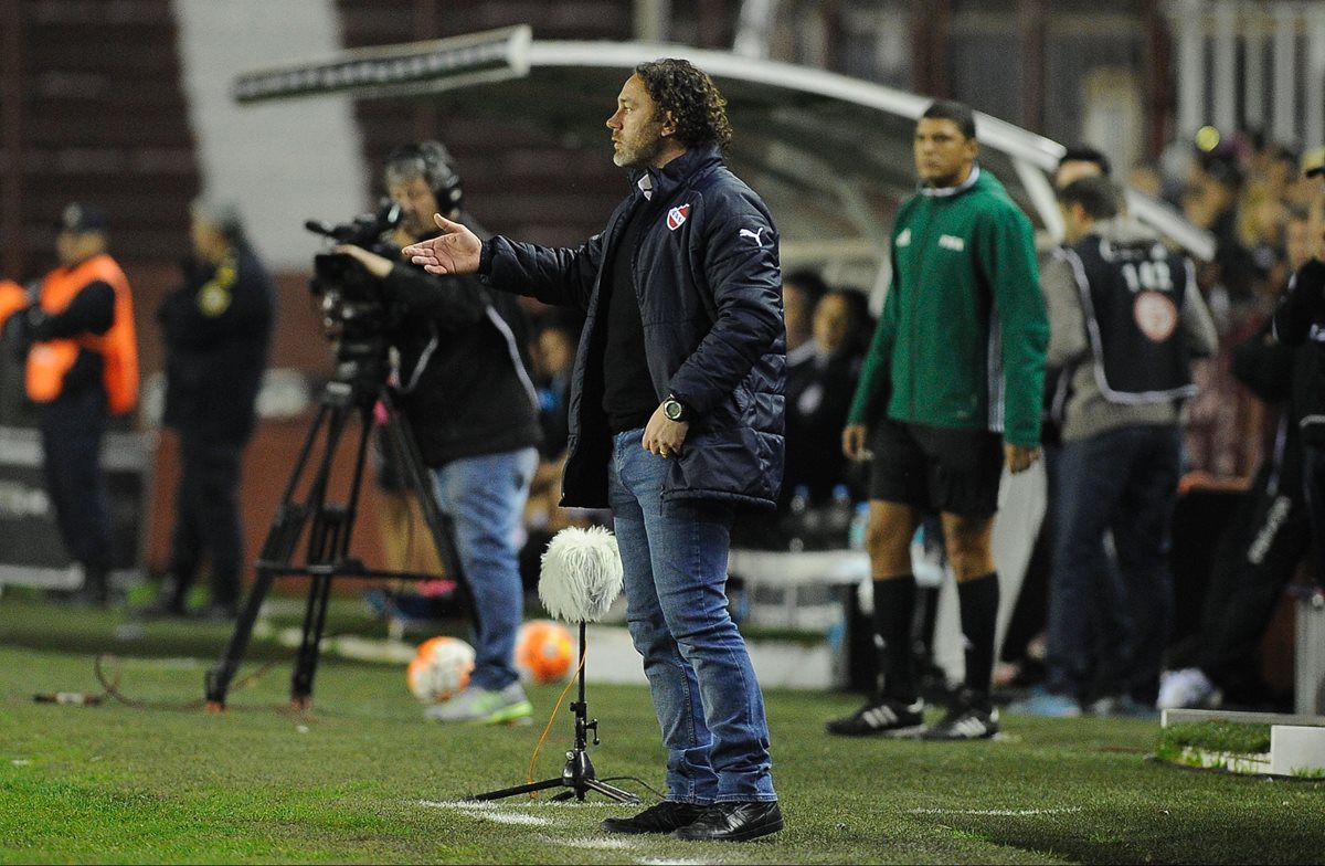 Gabriel Milito es el técnico del Independiente. (Foto Prensa Libre: AFP)