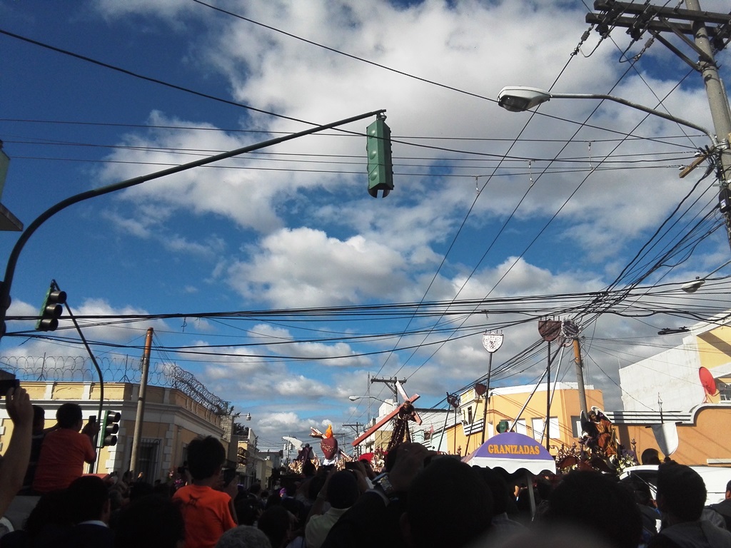 Cientos de fieles presencian el paso del cortejo de 60 años de Consagración de Jesús del Consuelo del templo La Recolección. (Foto Prensa Libre: Gustavo Montenegro)