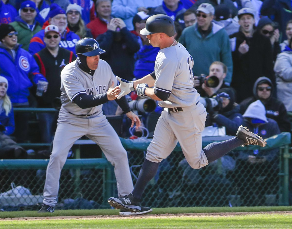 Brett Gardner (derecha) festeja en el partido de los Yanquis de este viernes, en el que fue figura. (Foto Prensa Libre: EFE)