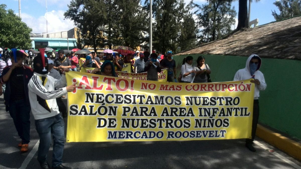 Vendedores del mercado Roosevelt protestan contra la Municipalidad que les quitó el área infantil. (Foto Prensa Libre: É. Ávila)